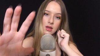 Loco ASMR Clucking y tirando de las manos Vídeo Premium