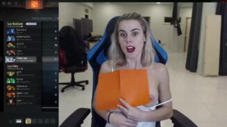 Deslizamiento accidental del pezón Twitch Streamer