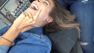 Gabbie Hanna se resbala en el hielo