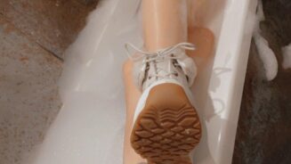 Belle Delphine desnuda en el baño con zapatos onlyfans colección leaked