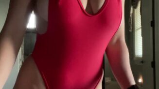 Christina Khalil: Tira de traje de baño Onlyfans Video Leaked