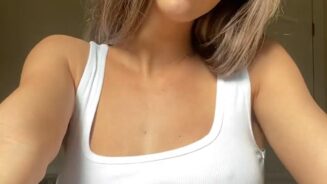 Rachel Cook desnuda camiseta sin mangas bragas