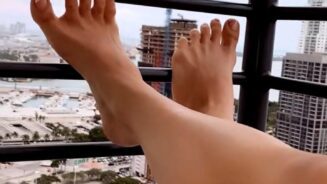 Amanda Cerny: Sexy pies al aire libre OnlyFans Video Leaked