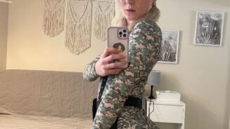 Sppeach: Sexy chica del ejército burlas Fansly Set Leaked