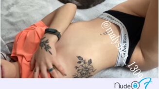 Alina Malaya desnuda acostado debajo de la cama