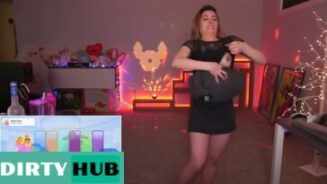 Alinity Nipple es una fanática de la pornografía