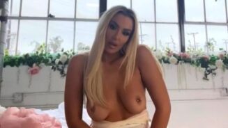 Tana Mongeau desnuda en topless Onlyfans