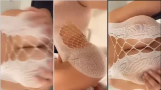 Anastasia Kvitko ha filtrado un video en OnlyFans usando un body de malla transparente