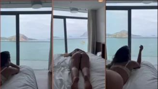 Ani Rocha disfrutando del sol tumbada de espaldas en la playa