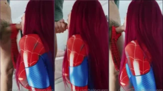 Hailey Queen vestida con cosplay de Spider-Woman, practicando sexo oral y consumiendo toda la leche