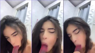 Micaela Ferreira vive una aventura con un juguete de plástico en la boca
