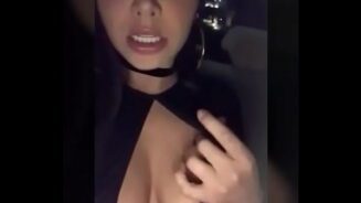 Cantante Paola jara. Masturbandose en carro