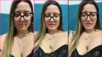 Angel la famosa de OnlyFans se pone a cuatro patas luciendo sexys bragas sin bragas, luciendo todo para sus fans