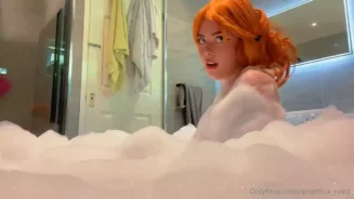 Angelica Reed, la sensual pelirroja, haciendo sensuales movimientos con su cuerpo mojado en la bañera llena de espuma