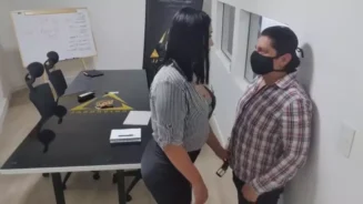 Aprovechó el momento a solas y tuvo sexo muy caliente con su compañera de trabajo