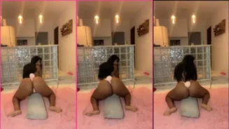 Barbie negra haciendo twerking con las bragas metidas en su culo grande y respingón