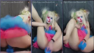 Bunnii Cult Clown Chica sin bragas divirtiéndose con un enorme vibrador en su coño