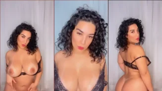 Cléo Silva hace un striptease con bragas en la modalidad agarrando sus grandes pechos en privacy