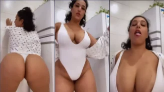 Cléo Silva luce sensuales braguitas resaltando su trasero