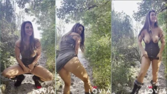 Con su vestido levantado, la caliente Eva Lovia se excita frotándose el coño en medio del bosque, mojándose toda