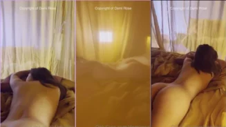 Demi Rose, la musa, recostada en la cama sin ropa, luciendo su culo respingón