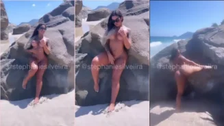 Enseñando el culo a la persona que te gusta en la playa