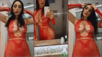 Francine Piaia, ex participante de BBB, muestra sus grandes pechos en el reflejo del espejo