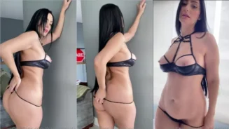 Francine Piaia luciendo sensual y luciendo unas provocativas braguitas