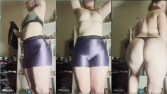 Funkobabe se quita la ropa, levanta su gran culo y presume su trasero