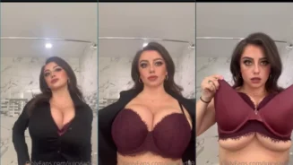 JuicyJade mostrando sus enormes y jugosas tetas mientras se cambia de ropa