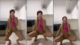 Julia Beatriz mirándose desnuda en el espejo