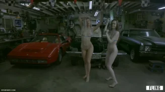 Kaylee Killion y su amiga rubia fueron pilladas desnudas en el taller divirtiéndose cerca del coche