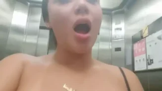 La zorra traviesa Martina Smith mostrando todo su encanto mientras se divierte en el ascensor