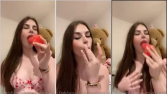 LaurenAlexisgold mostrando sus habilidades con un gran juguete de silicona mientras se divierte