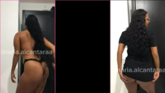 María Alcántara mostrando sus pechos y bailando desnuda para sus fans