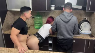 Marido feliz viendo cómo penetran el coño a su esposa pelirroja