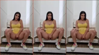 Martina Smith masturbándose con un vestidito sin bragas