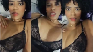 Nega Barbie brasileña acariciando sus tetas con bragas negras transparentes