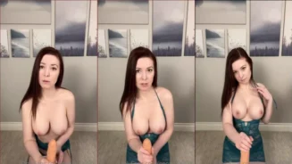 NeonPuddles una chica blanca de preciosas tetas mostrando jugando con un vibrador