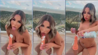 Stephanie Mendes haciendo oral a una polla de plástico con nata montada