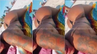 Stephanie Silveira exhibiendo su atractivo trasero en la playa