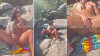 Stephanie Silveira haciendo un vivo en onlyfans luciendo en la playa