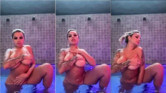 Tamara Blanda, actriz OnlyFans, en un momento íntimo en la piscina divirtiéndose