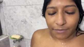 Teniendo sexo con mi prima casada en el baño hasta llegar al orgasmo