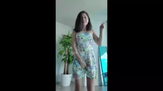 Video porno fluido de una persona asiática desnuda en un espejo en TikTok con contenido NSFW