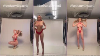 Bethanylilyapril, una espectacular rubia, luce un bikini rojo y posa para una foto enseñando sus pezones