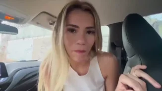 Chupando la polla de un tipo grande en el coche, la traviesa Laine Loirinha recibe semen en su boca