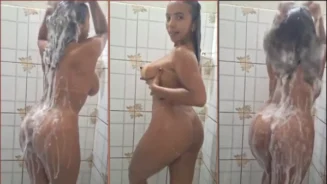 Francielly Tavares es pillada en la ducha mostrando las tetas y el culo