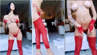 Gabi Saleh luciendo sensual, luciendo encantadora en bragas traviesas, mostrando sus tetas