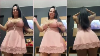 Josy Vania se revuelca muy traviesa con un vestido corto y una corona con cola